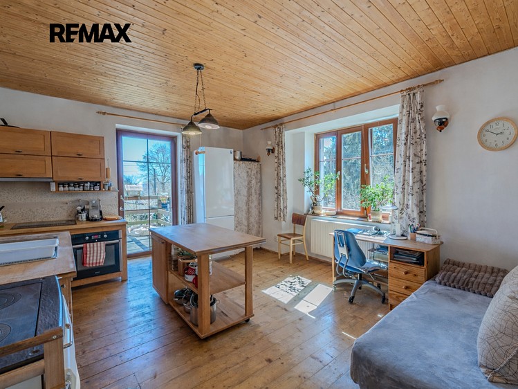 Prodej rodinného domu 212 m², pozemek 2 142 m² - foto 6
