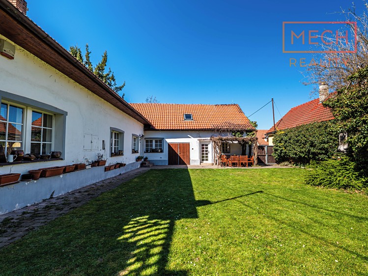 Prodej vícegeneračního domu 312 m², pozemek 892 m² - foto 1