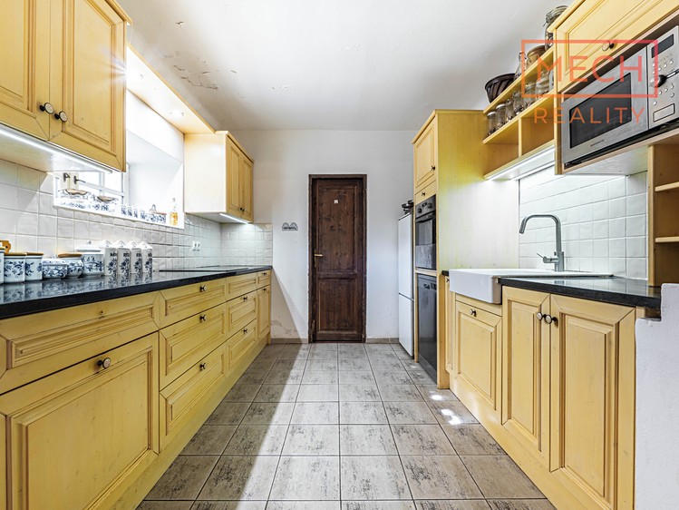 Prodej vícegeneračního domu 312 m², pozemek 892 m² - foto 7