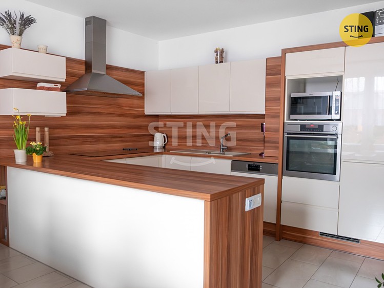 Prodej rodinného domu 240 m², pozemek 522 m² - foto 2