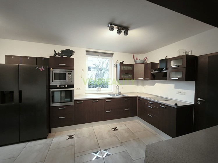 Prodej rodinného domu 182 m², pozemek 679 m² - foto 3