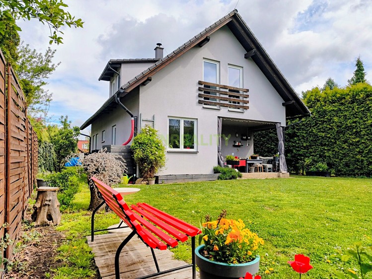 Prodej rodinného domu 182 m², pozemek 679 m² - foto 1