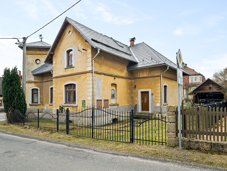 Prodej rodinného domu 329 m², pozemek 687 m² - foto 2