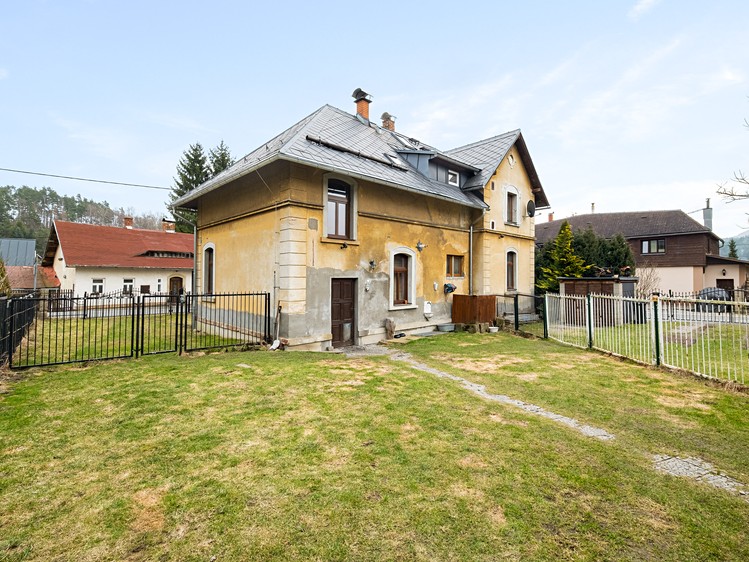 Prodej rodinného domu 329 m², pozemek 687 m² - foto 4
