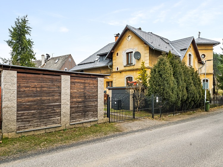 Prodej rodinného domu 329 m², pozemek 687 m² - foto 3