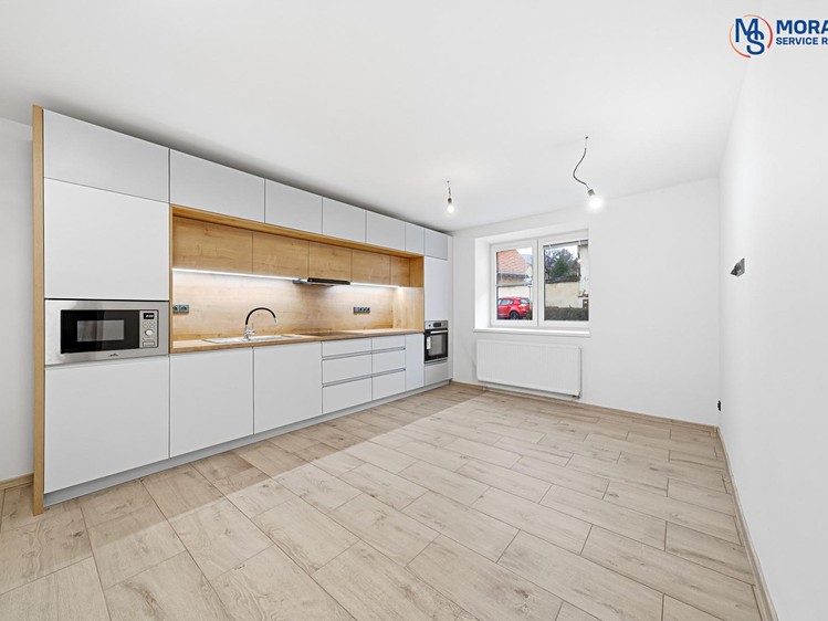 Prodej rodinného domu 242 m², pozemek 163 m² - foto 2