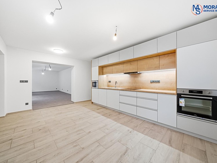 Prodej rodinného domu 242 m², pozemek 163 m² - foto 3