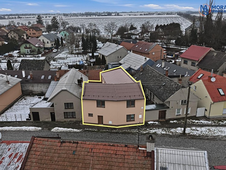 Prodej rodinného domu 242 m², pozemek 163 m² - foto 1