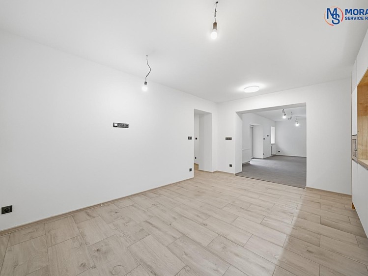Prodej rodinného domu 242 m², pozemek 163 m² - foto 6