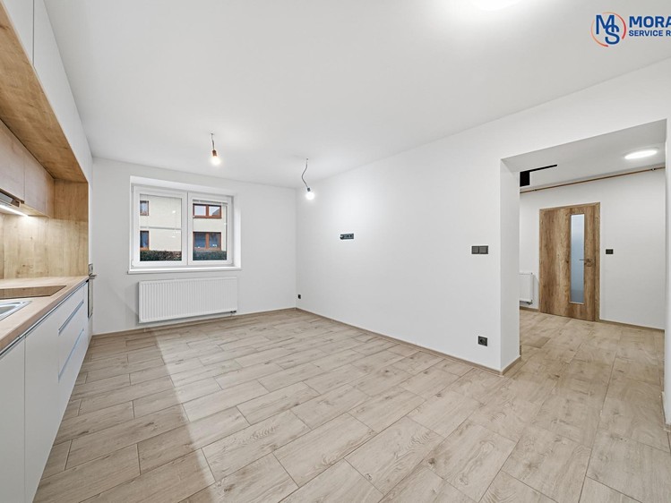 Prodej rodinného domu 242 m², pozemek 163 m² - foto 5