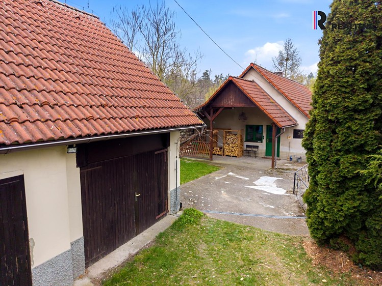Prodej rodinného domu 260 m², pozemek 1 365 m² - foto 3