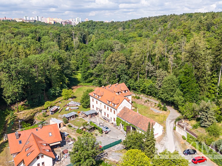 Prodej vily 1 009 m², pozemek 3 687 m² - foto 4