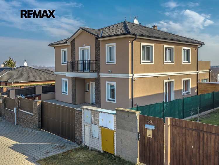 Prodej rodinného domu 320 m², pozemek 587 m² - foto 2