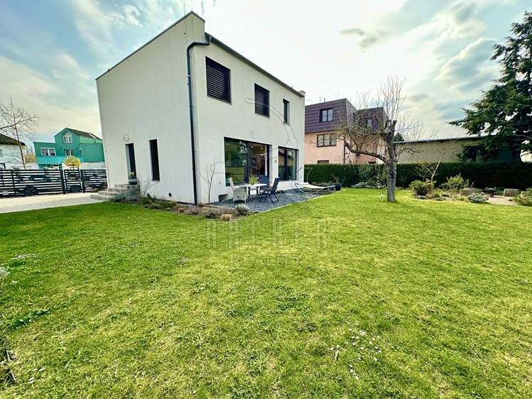 Prodej rodinného domu 212 m², pozemek 654 m² - foto 2