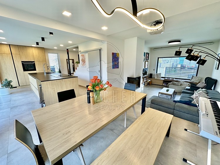 Prodej rodinného domu 212 m², pozemek 654 m² - foto 4