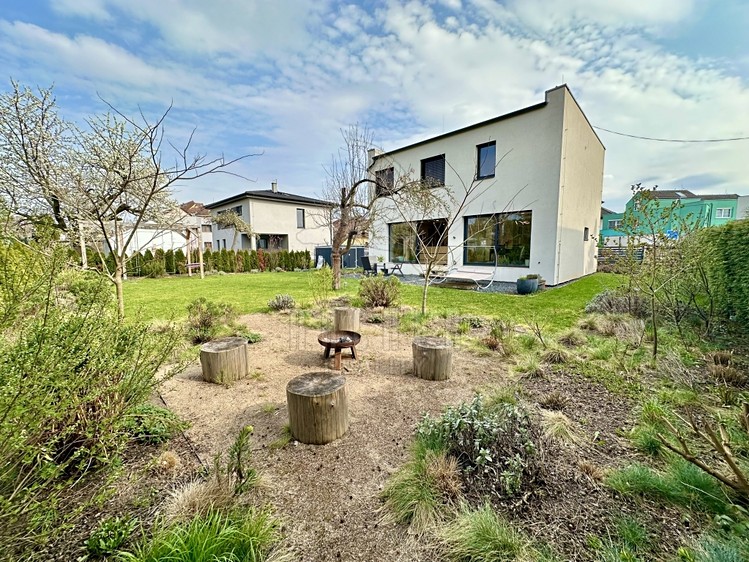 Prodej rodinného domu 212 m², pozemek 654 m² - foto 1