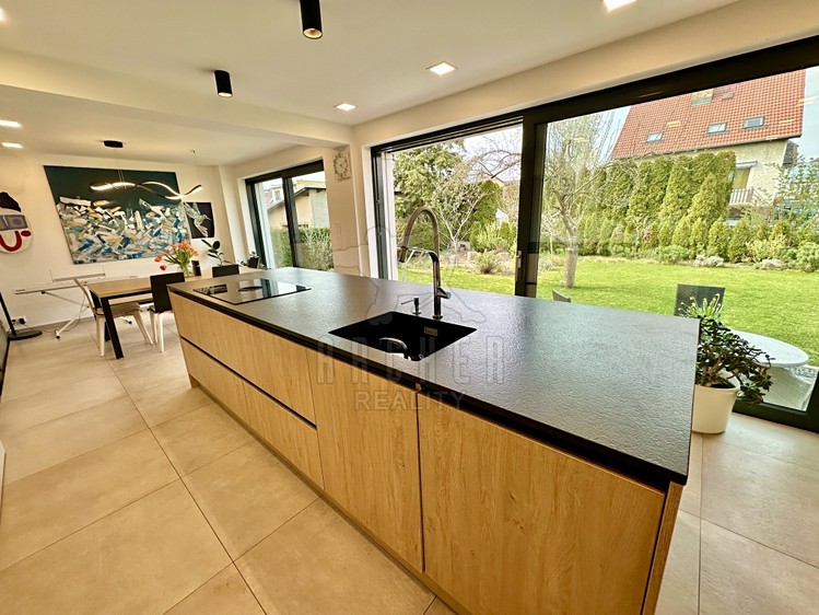Prodej rodinného domu 212 m², pozemek 654 m² - foto 7