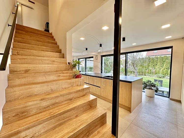 Prodej rodinného domu 212 m², pozemek 654 m² - foto 8