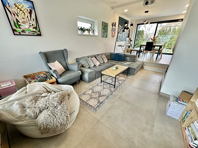 Prodej rodinného domu 212 m², pozemek 654 m² - foto 5