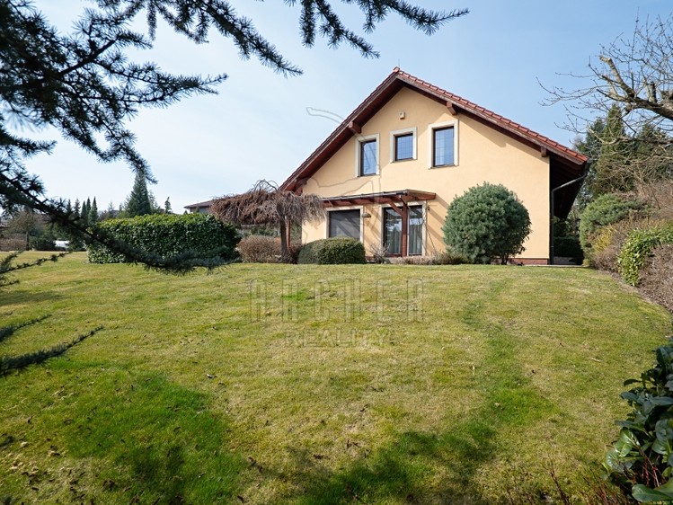 Prodej rodinného domu 308 m², pozemek 1 226 m² - foto 3