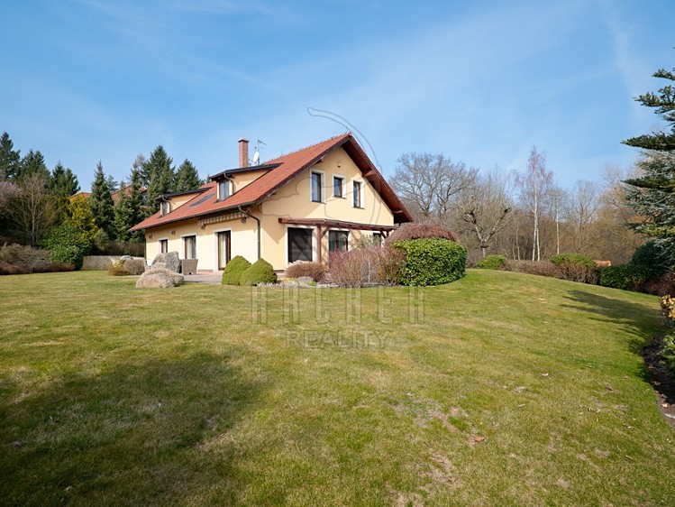 Prodej rodinného domu 308 m², pozemek 1 226 m² - foto 1