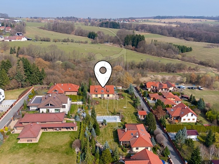 Prodej rodinného domu 308 m², pozemek 1 226 m² - foto 2