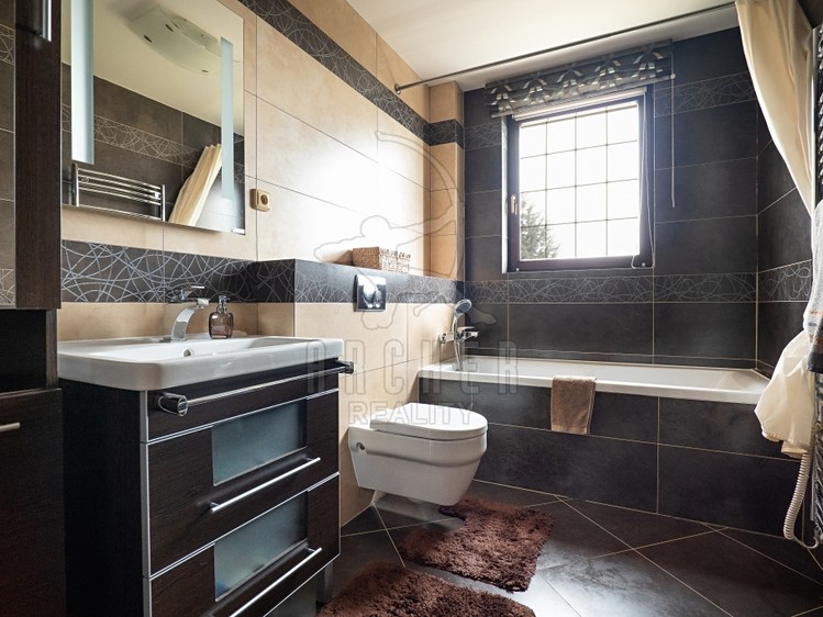 Prodej rodinného domu 308 m², pozemek 1 226 m² - foto 5