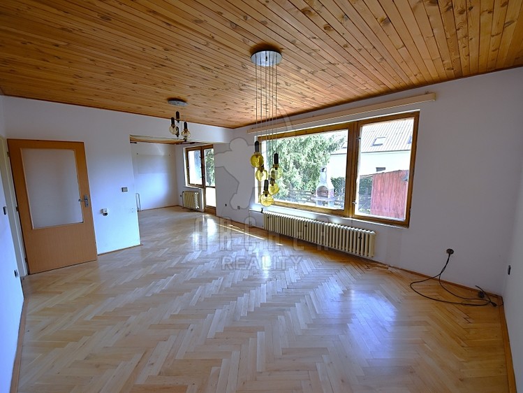 Prodej rodinného domu 200 m², pozemek 877 m² - foto 1