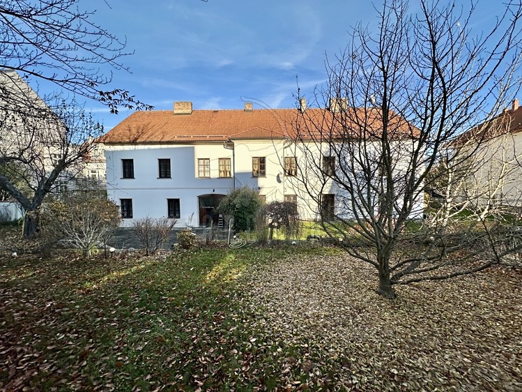 Prodej rodinného domu 553 m², pozemek 1 727 m² - foto 1