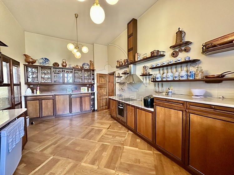 Prodej rodinného domu 553 m², pozemek 1 727 m² - foto 8