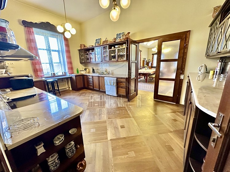 Prodej rodinného domu 553 m², pozemek 1 727 m² - foto 7