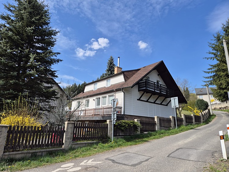 Prodej rodinného domu 200 m², pozemek 1 312 m² - foto 2