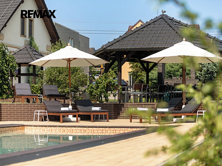 Prodej vícegeneračního domu 470 m², pozemek 3 949 m² - foto 1