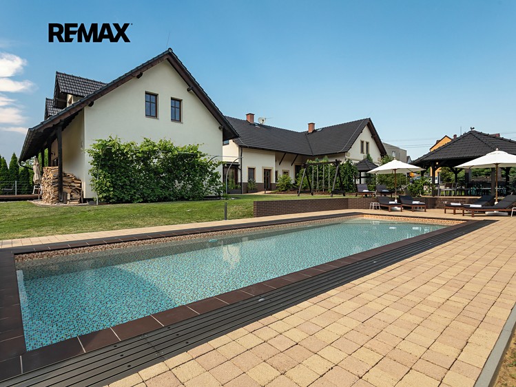 Prodej vícegeneračního domu 470 m², pozemek 3 949 m² - foto 2