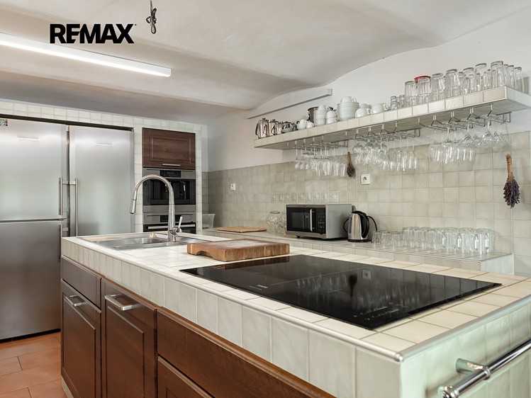 Prodej vícegeneračního domu 470 m², pozemek 3 949 m² - foto 6