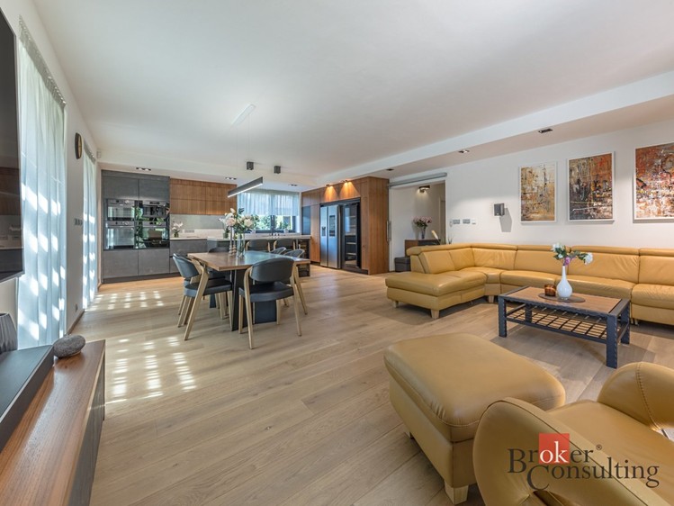 Prodej  rodinného domu 220 m², pozemek 1 012 m² - foto 4