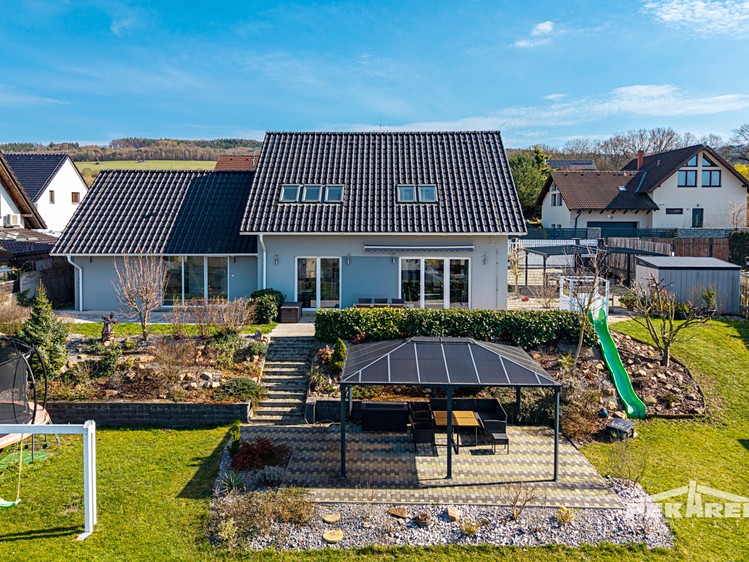 Prodej rodinného domu 179 m², pozemek 1 078 m² - foto 2