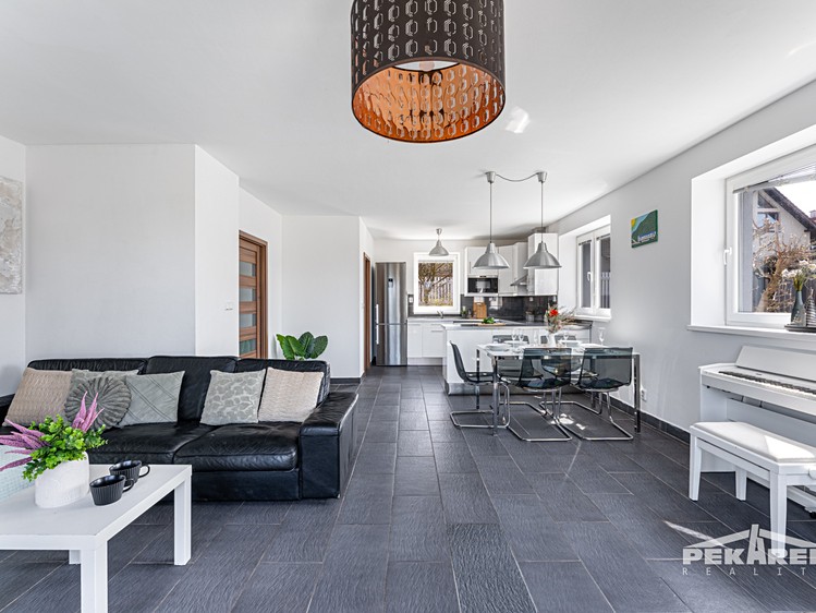 Prodej rodinného domu 179 m², pozemek 1 078 m² - foto 7