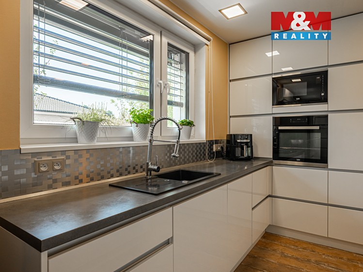 Prodej rodinného domu 152 m², pozemek 1 328 m² - foto 7