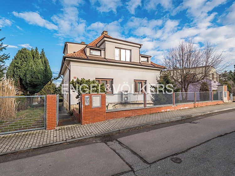 Prodej rodinného domu 300 m², pozemek 904 m² - foto 1