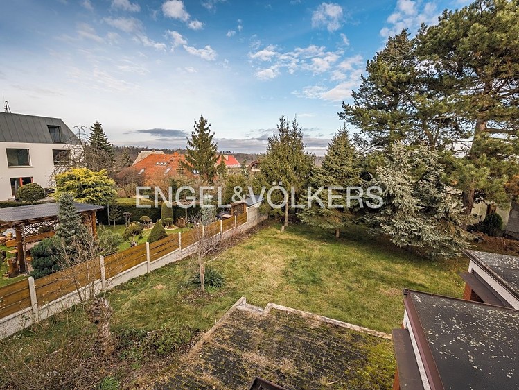 Prodej rodinného domu 300 m², pozemek 904 m² - foto 2