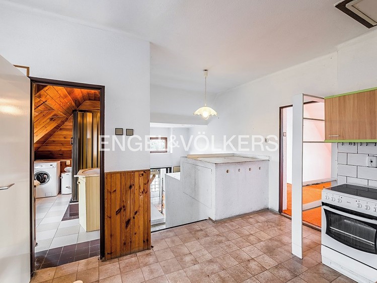 Prodej rodinného domu 300 m², pozemek 904 m² - foto 8