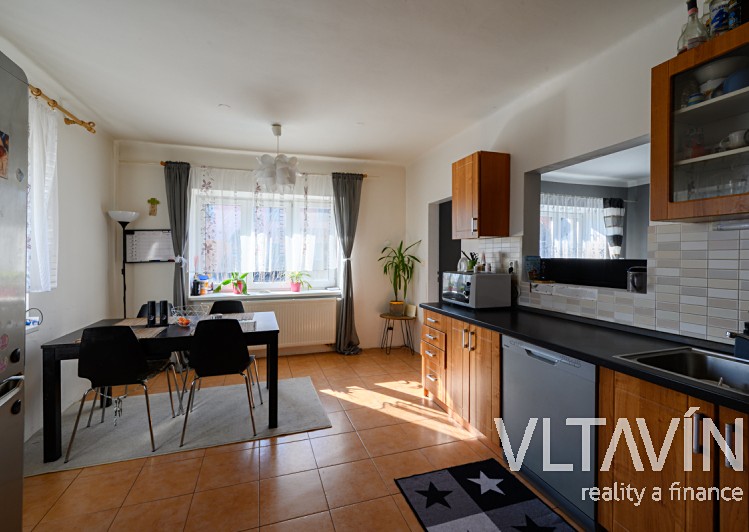 Prodej rodinného domu 205 m², pozemek 1 207 m² - foto 1