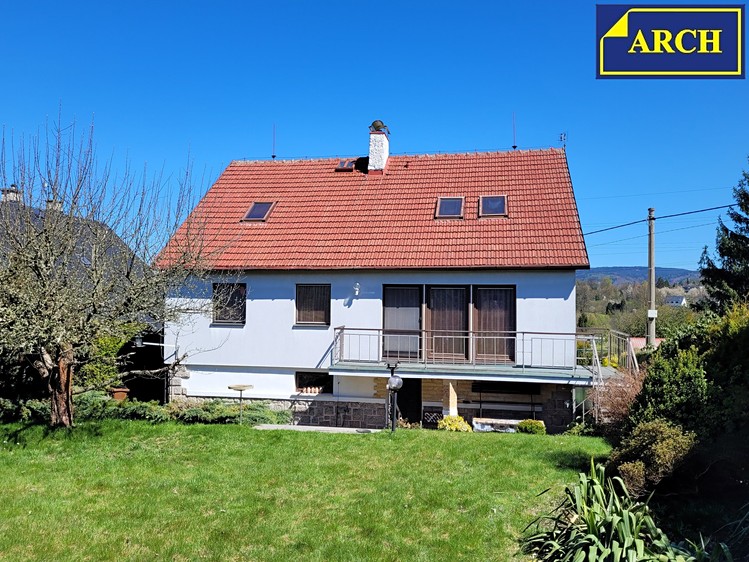 Prodej rodinného domu 280 m², pozemek 876 m² - foto 1