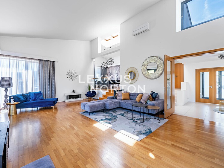Prodej rodinného domu 337 m², pozemek 1 069 m² - foto 2