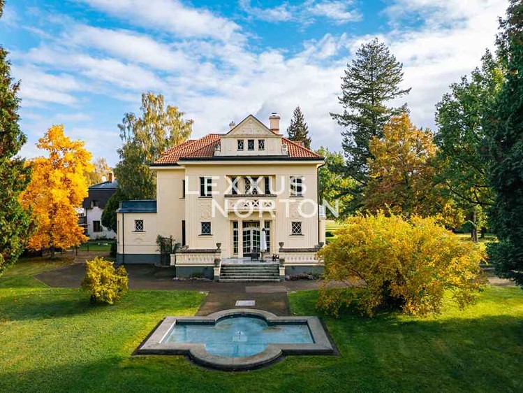Prodej vily 382 m², pozemek 8 500 m² - foto 1