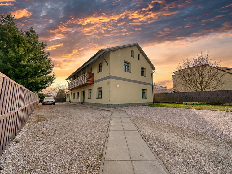 Prodej vícegeneračního domu 296 m², pozemek 610 m² - foto 1