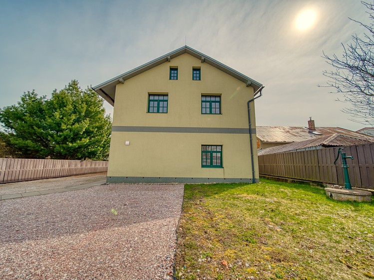 Prodej vícegeneračního domu 296 m², pozemek 610 m² - foto 2