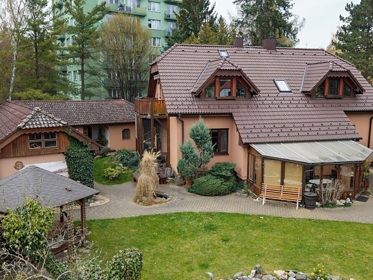 Prodej rodinného domu 334 m², pozemek 960 m² - foto 1