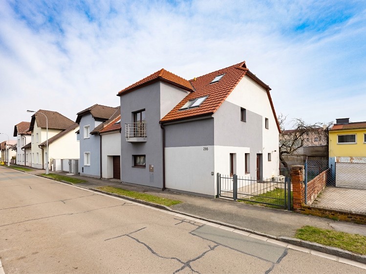 Prodej rodinného domu 343 m², pozemek 669 m² - foto 2